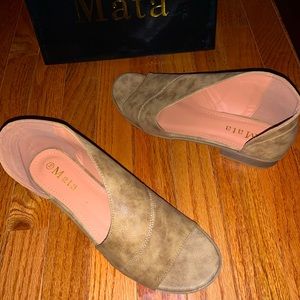 Mata taupe shoes size 10 brand new